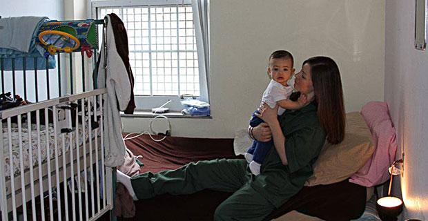 Los bebés que nacen en prisión ayudan a sus madres a rehabilitarse-0