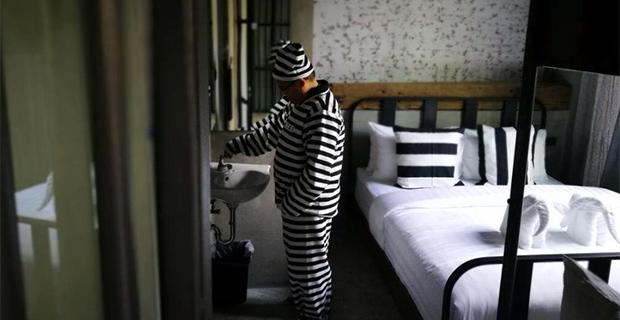 El exitoso hotel que simula la experiencia de estar en una cárcel-0